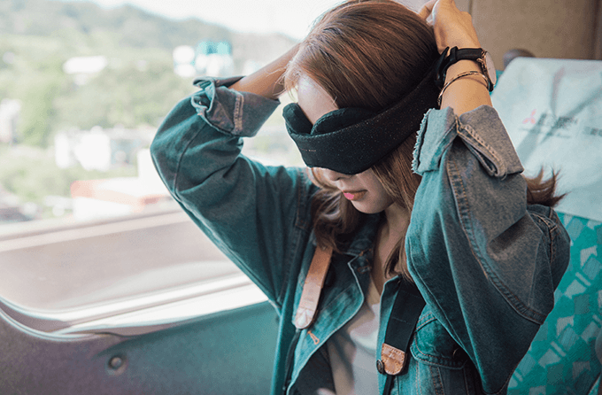 Manta Sleeping Mask - Putting on