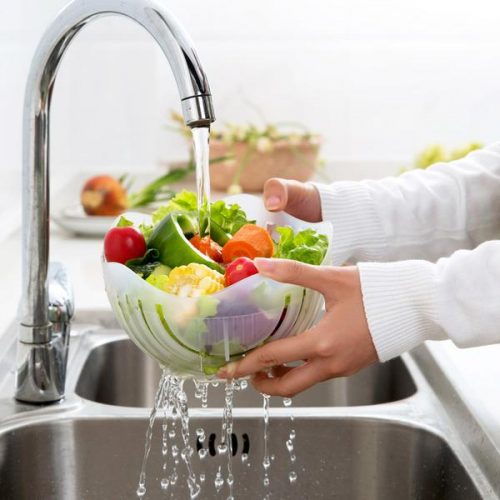 Easy-Salad-Maker-strainer-water