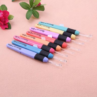 LED Crochet Hook Set Lights Up Your Work